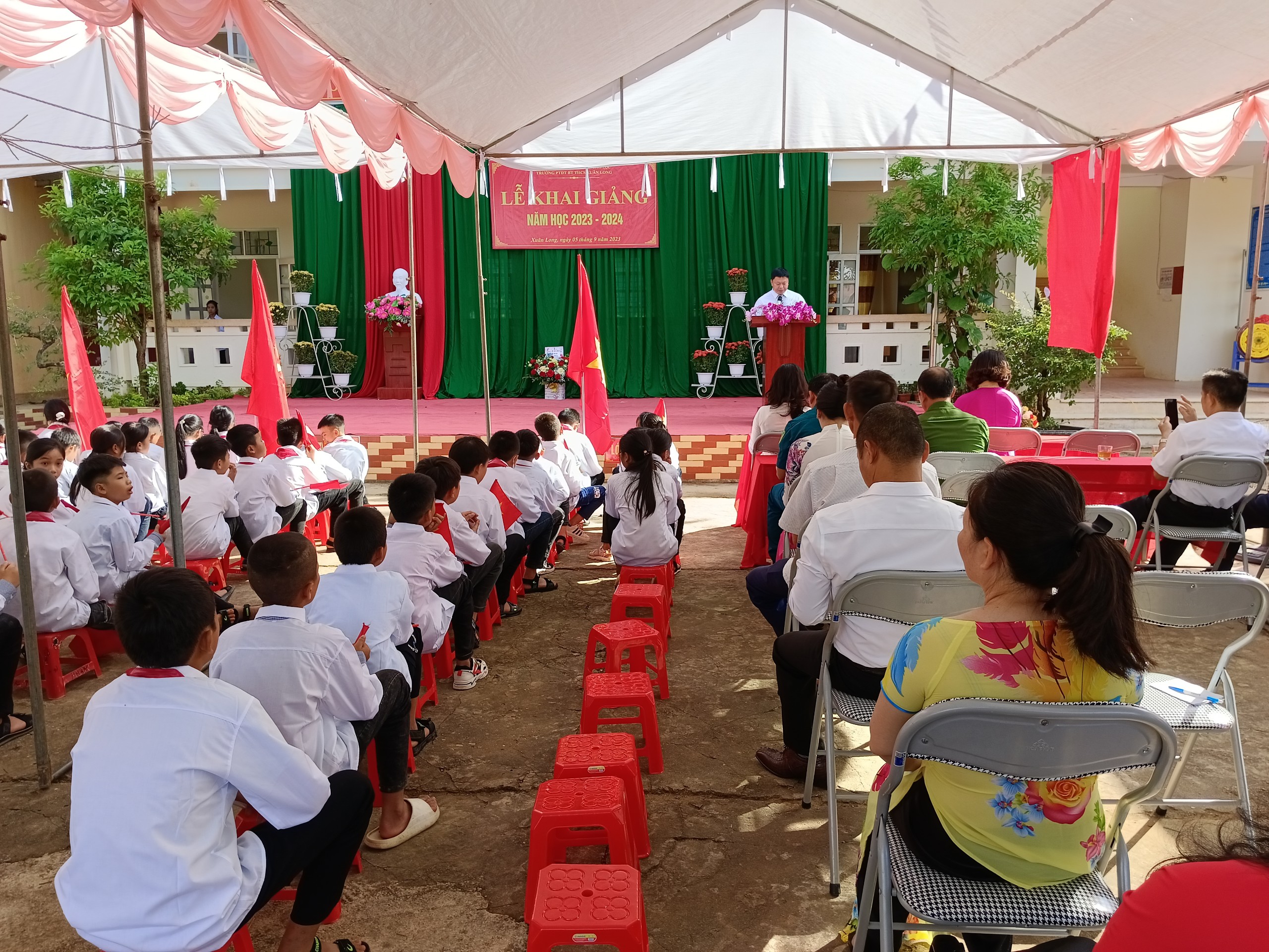Đ/c: Trần Quốc Chính – Bí thư Đảng ủy, Chủ tịch UBND xã, phát biểu trong buổi Lễ tại trường PTDTBT THCS xã.