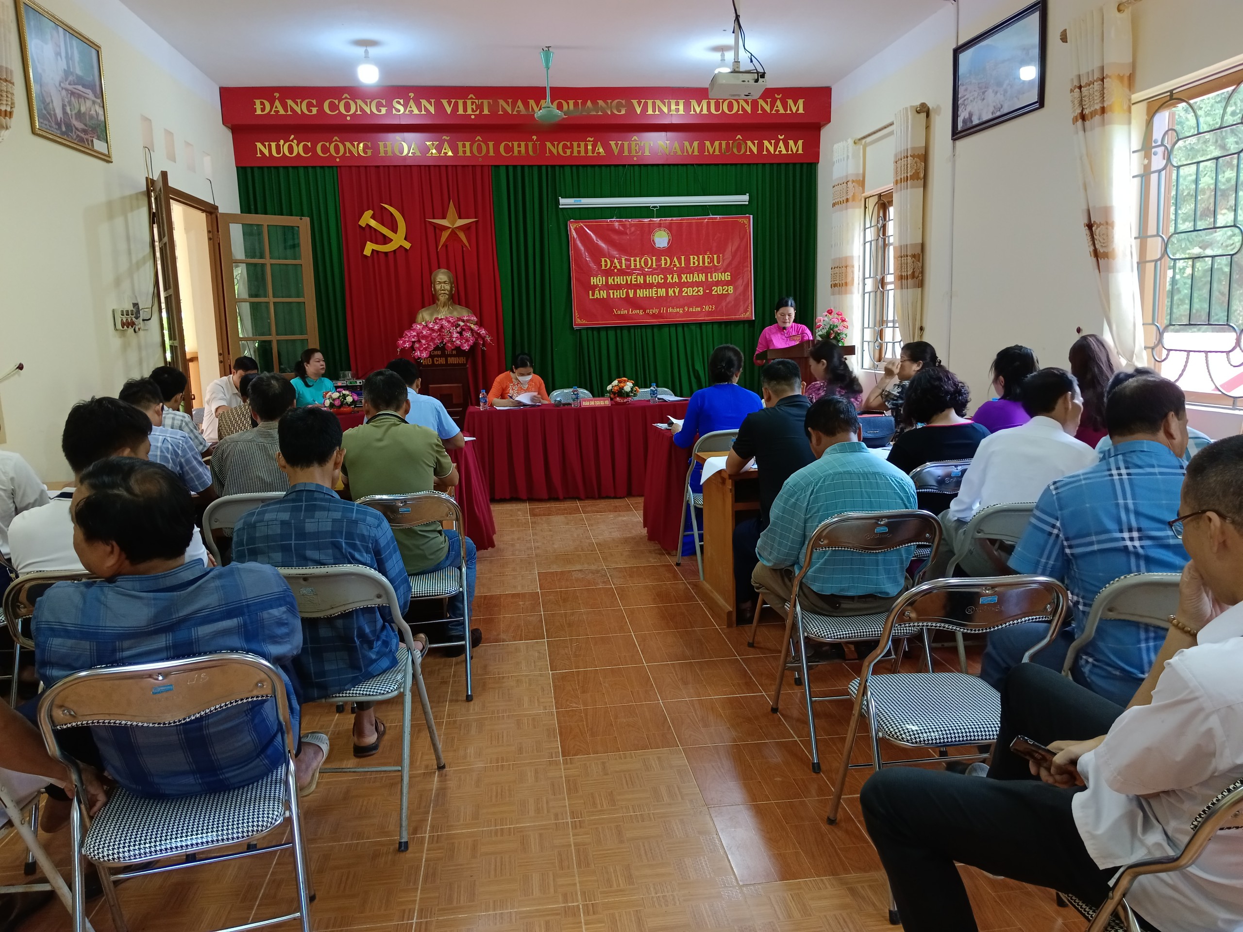 Đ/c Vi Thị Hồng – Phó Chủ tịch UBND xã phát biểu khai mạc Đại hội.