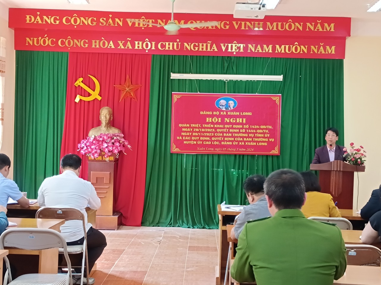 Đồng chí Vy Minh Long, Ủy viên BTV Huyện ủy, Trưởng Ban Tuyên giáo, Giám đốc Trung tâm Chính trị huyện phát biểu tại Hội nghị.