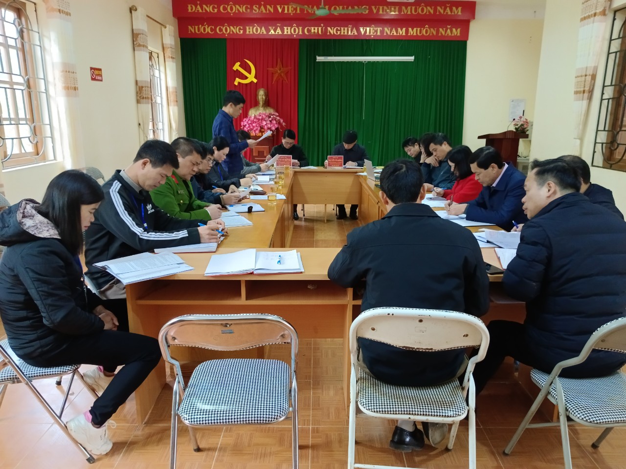 Đồng chí Lâm Văn Việt – Phó Bí thư Đảng ủy xã, giải trình làm rõ một số ý kiến của Đoàn.