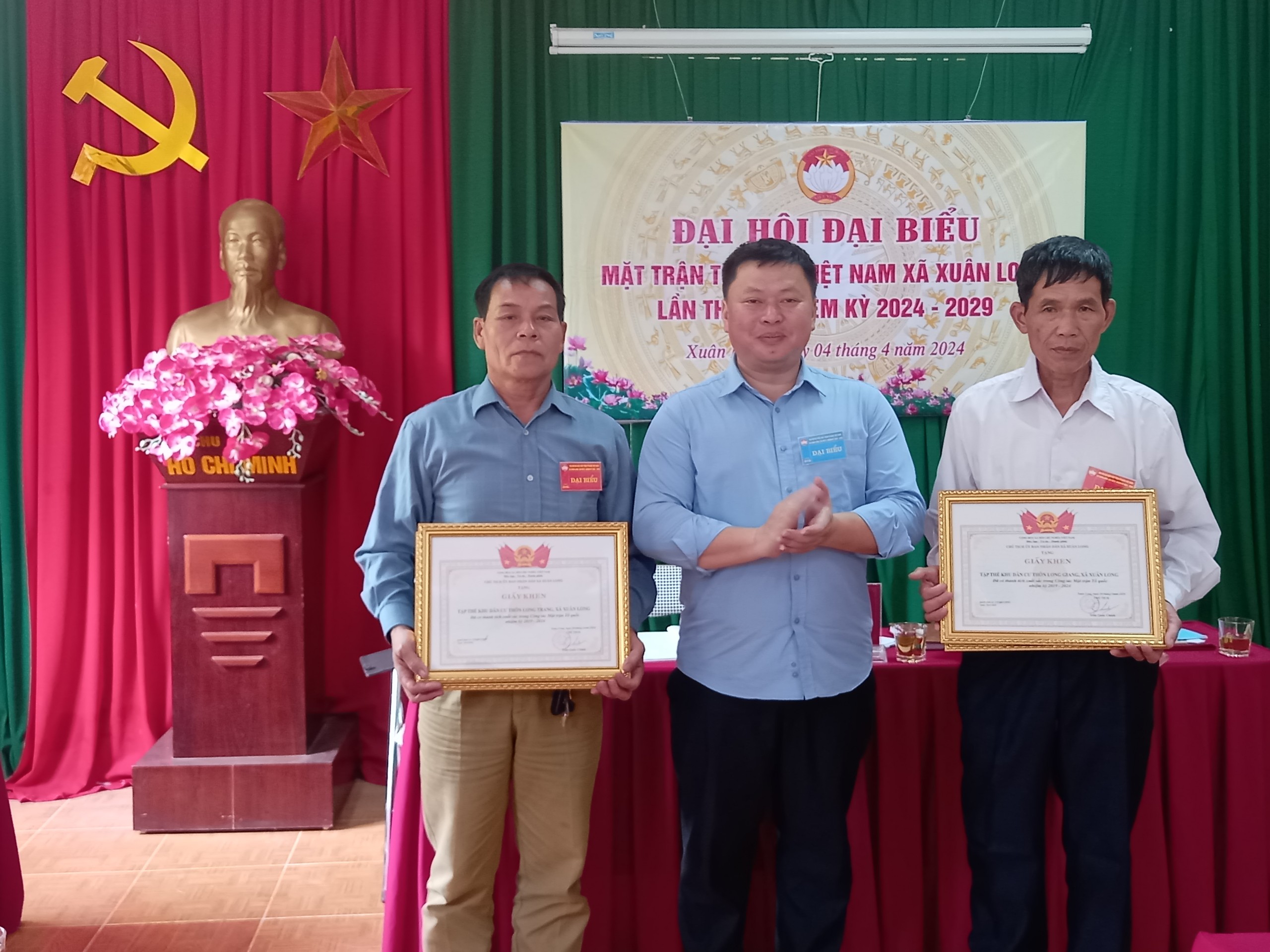 Đồng chí Trần Quốc Chính – Bí thư Đảng ủy, Chủ tịch UBND xã tặng Giấy khen cho tập thể, cá nhân đạt thành tích xuất sắc trong công tác MTTQ nhiệm kỳ 2019-2024.
