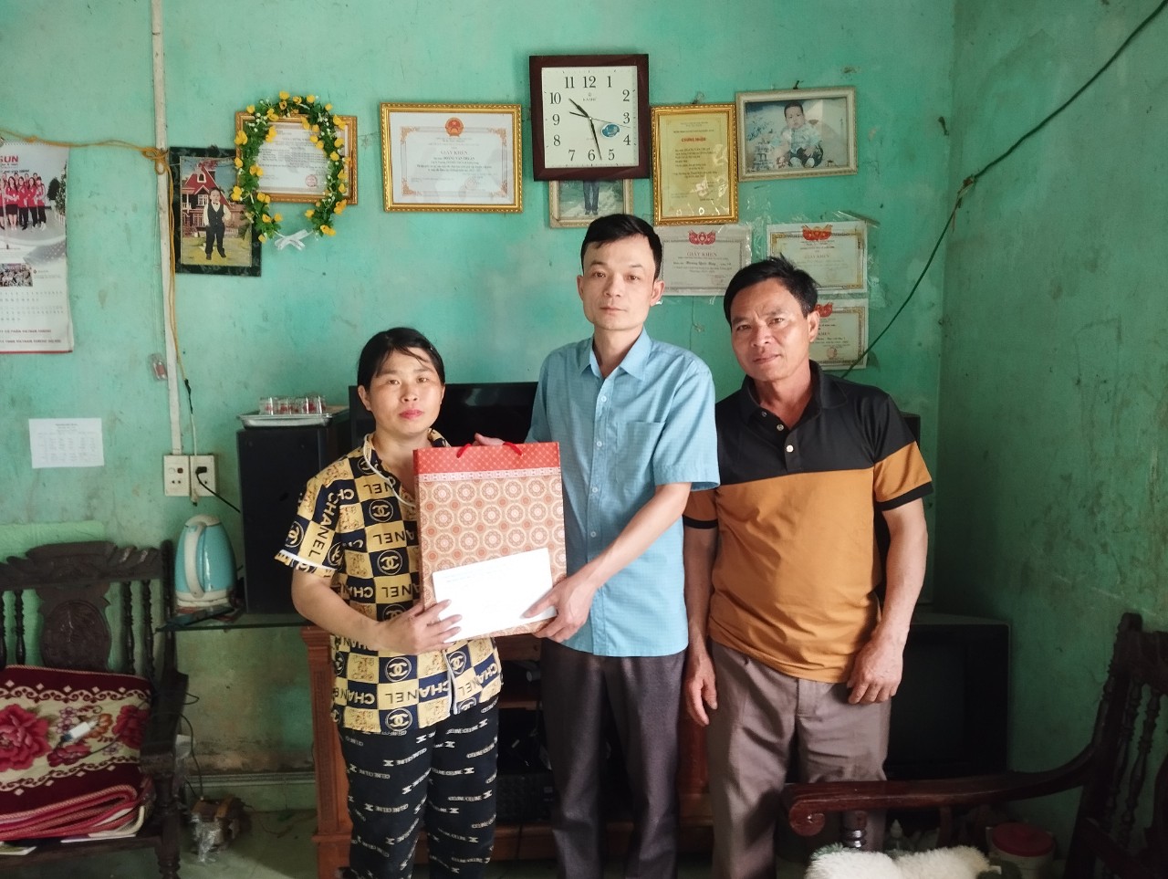 Thăm và tặng quà tại thôn Long Tràng