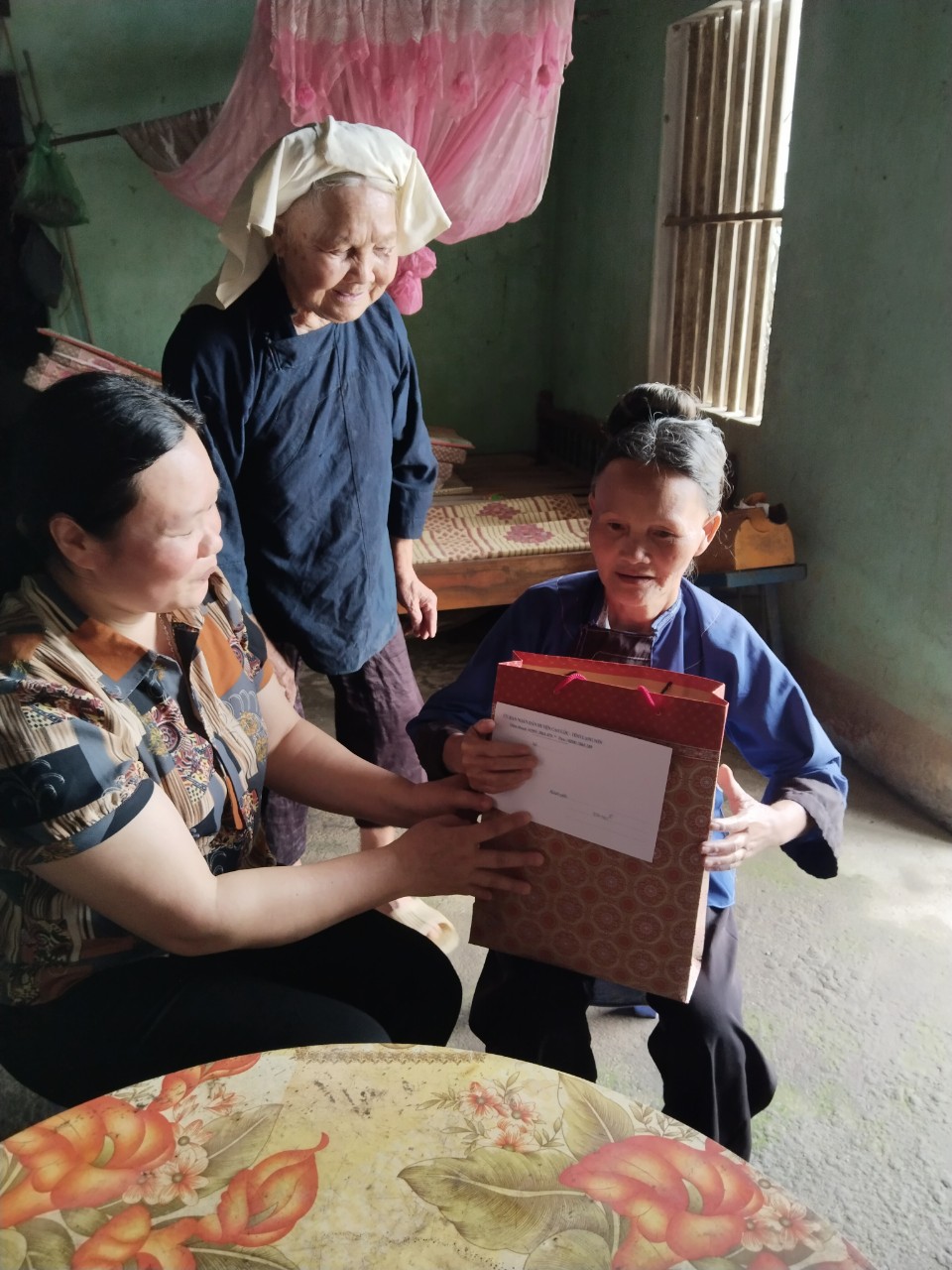 Thăm và tặng quà tại thôn Long Thượng